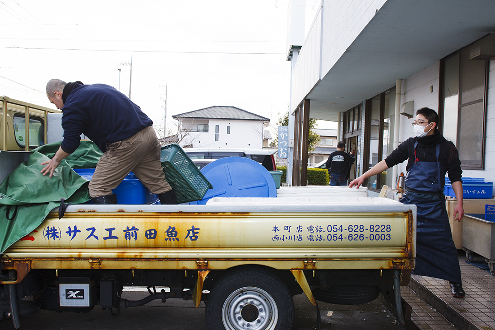 「御前崎でキンメダイが揚がった」との連絡で往復２時間前田さんが車を走らせ、帰店。