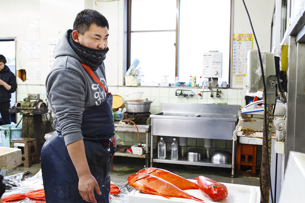 「この人の焼きならこのサイズの脂のり」と、見た目だけでなく重量も吟味して。