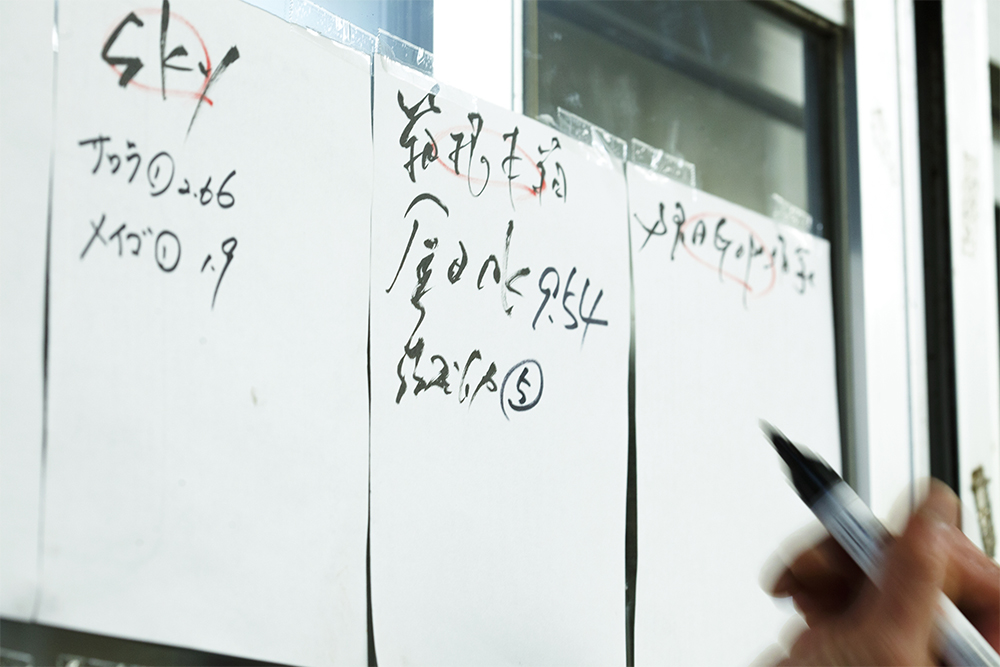 （写真右）静岡の和食のホープ「茶懐石　温石」杉山乃互さん、「FUJI」藤岡雅貴さんが仕入れに。