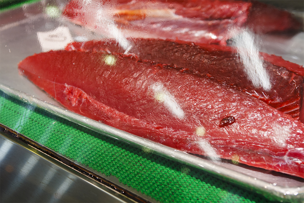 おろす時もなるべく魚体に触らぬよう、ヒレをもって手早く。