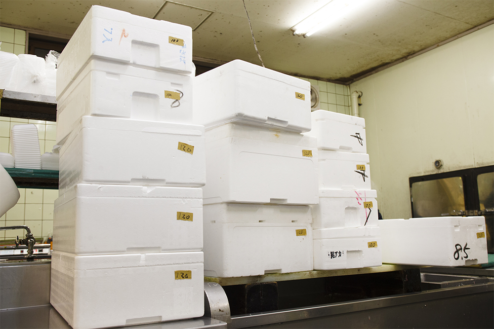 発送する魚の梱包作業スタート。サイズ違いのトロ箱とサイズ別にカットした保冷シート、新聞紙を用