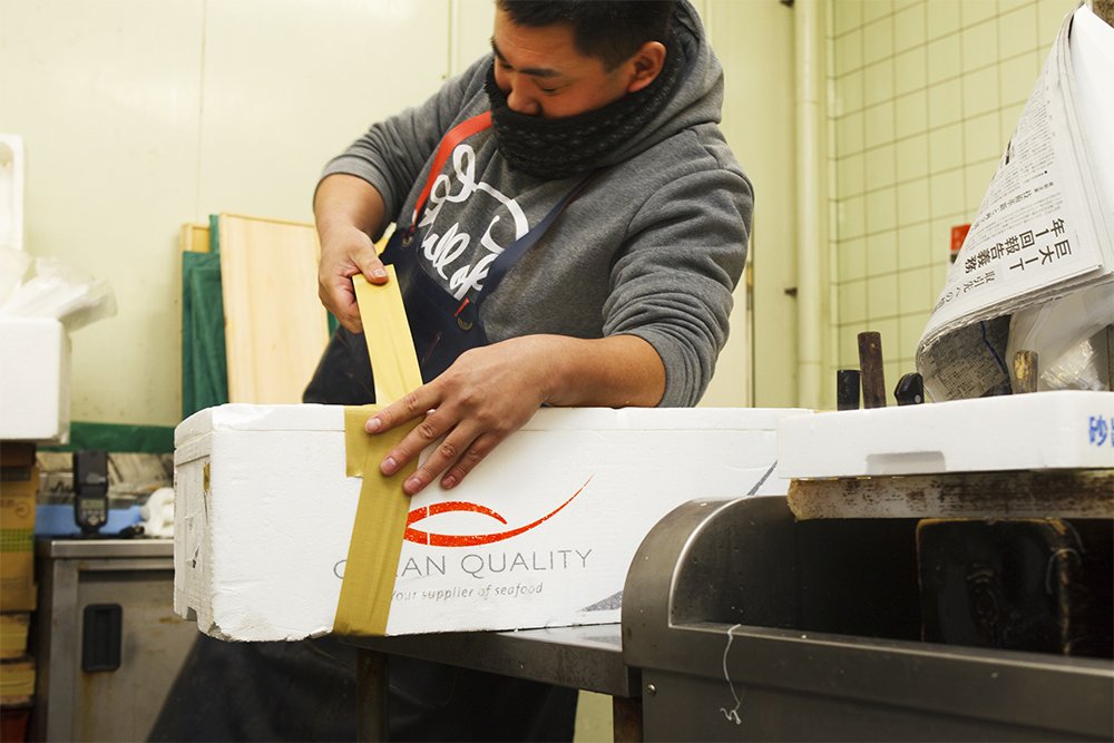 （写真右）重さで発泡スチロールが割れないよう補強しながら密閉する。