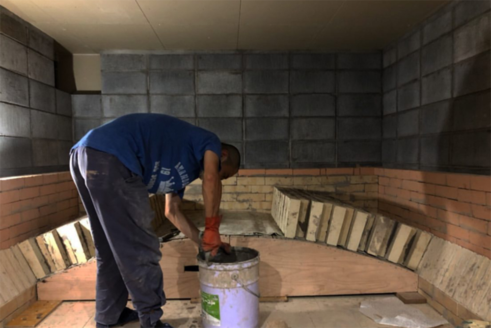 窯の上部、アーチ部分を制作中。完成後も、この上に砂を張って蓄熱性を向上させるなどメンテナンスを怠らない。photograph by Satoshi Shiomi