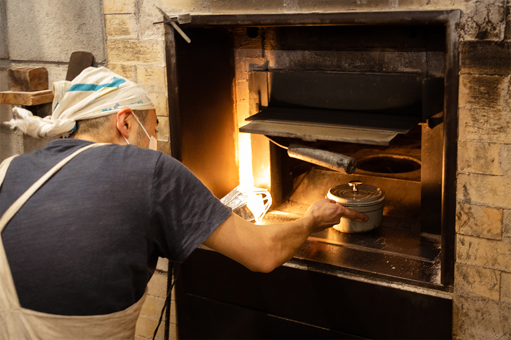蓋も把手も金属製の鋳鉄鍋かホーロー鍋に食材を入れて塩見さんに託す。