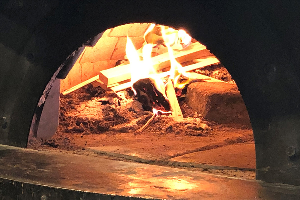 朝９時30分、細いスギ材（軽くて燃えやすい）を数本、前日の灰の上にのせて着火。