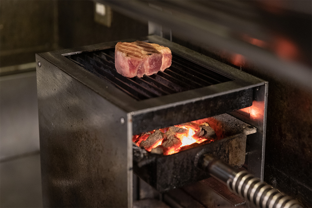最上段にセットして、豚肉の表面を焼き固める。