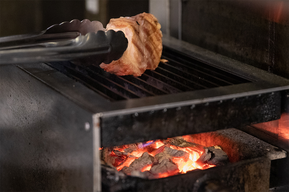 こんがり焦げ目を付けつつ、肉汁を閉じ込める。