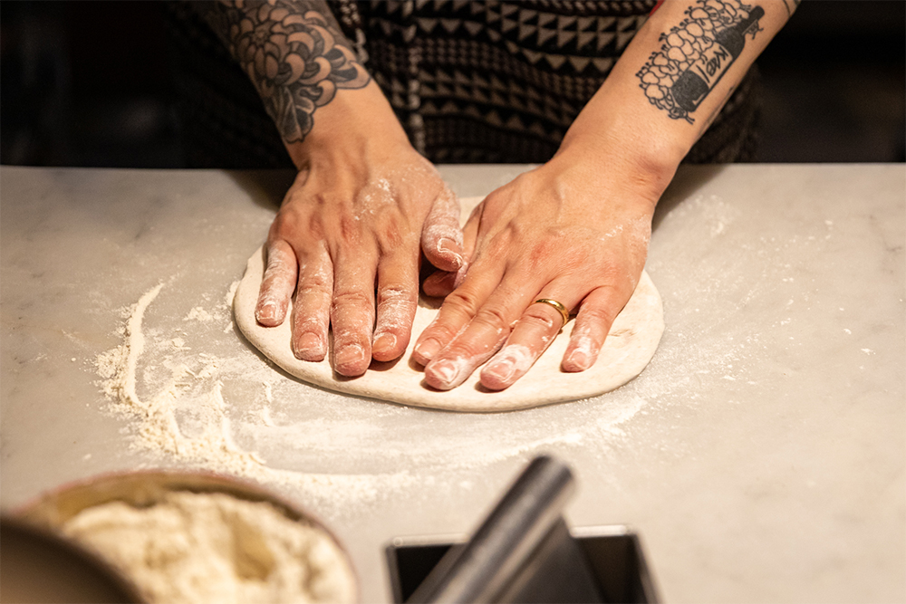 全粒粉を配合しているため、生地が伸ばしにくい。台の上で丁寧に押し広げていく。