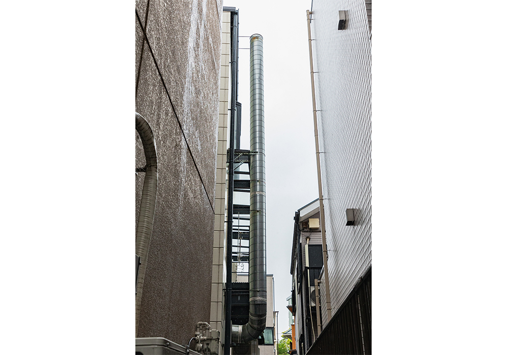 ダクトは建物の屋上まで設置するのが基本。近隣に熱も排気も及ぼさない。