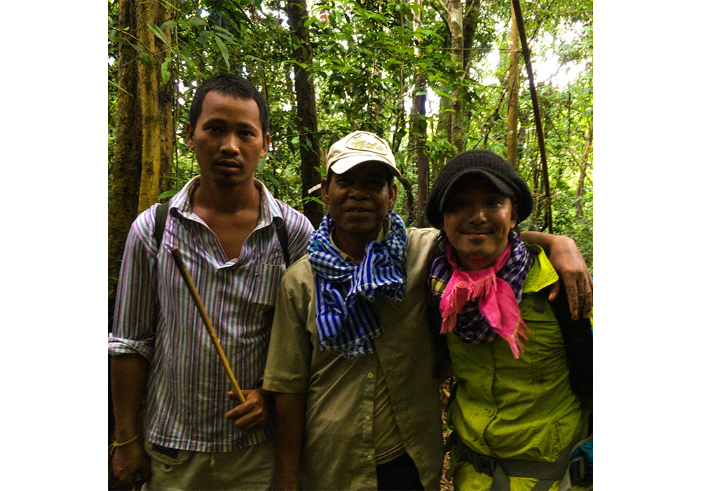 ポニィさんは１年のうち約４カ月、森を管理する部族のハニーハントに同行する。彼らと信頼関係を築くのも並大抵のことではなく、森に入れてもらえるようになるのに１年半はかかったという。