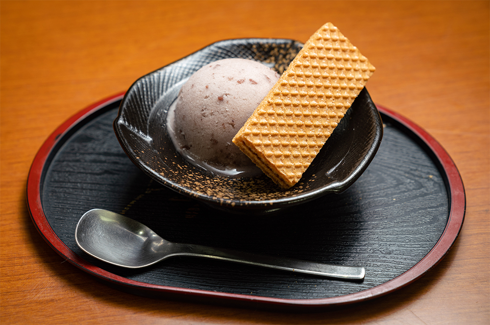 アヅキアイス（280円）。このほかに、ミルク味、コーヒー味がある。