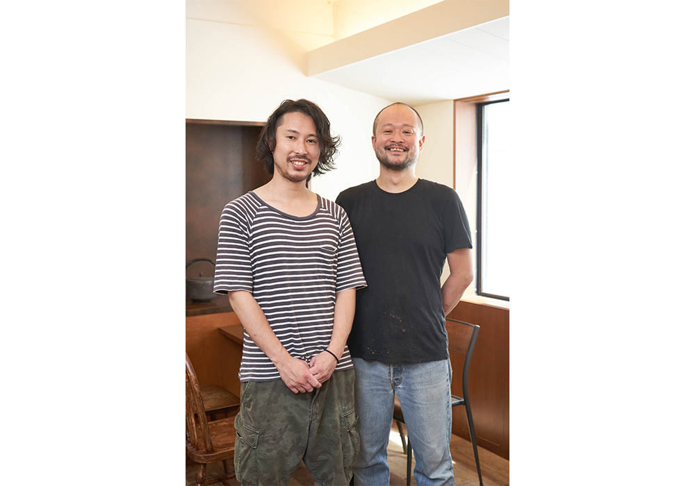 ビール、ワイン、日本酒など国産小規模生産者の酒類を豊富に揃える「麦酒屋るぷりん」の店主、西塚晃久さん（左）。酒場、食事処、かき氷店としても利用できる、銀座の街に必要とされる店を目指して2020年コロナ下に「炭火屋るぷりん」を同じビル内に開業。料理担当の海老澤淳一さん（右）は、全国から取り寄せるこだわりの生産者の食材を炭火焼きで調理し、素材の持ち味を生かす。お客さんを招待して農園でBBQを開催することもあるそうだ。