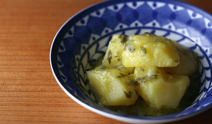 オリーブ油を加えてジャガイモを茹でる「パターテ・プレッツェ モラーテ」