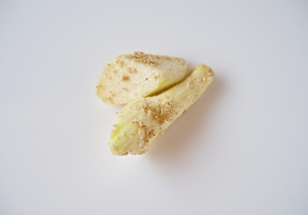 マコモダケの胡麻和え。付近で収穫されるマコモダケを茹でて、塩とすりゴマで和える。コリっとした歯応えが楽しい。