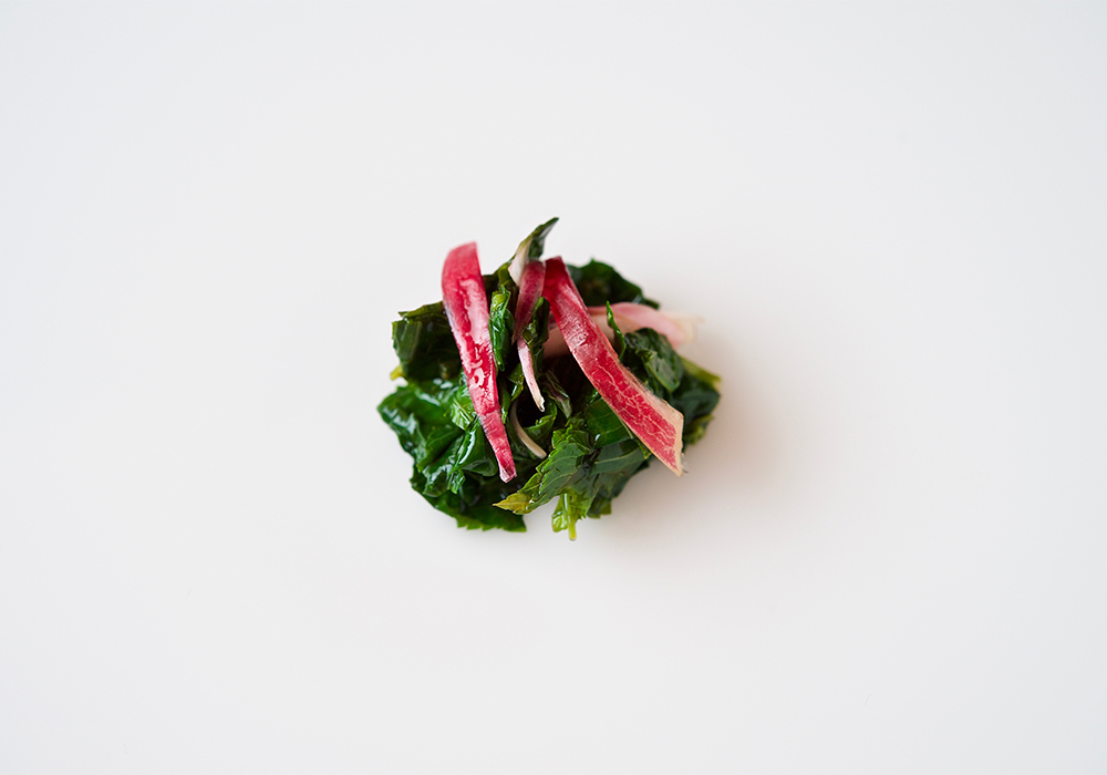 モロヘイヤと紫タマネギのピクルス。米酢とメープルシロップ、塩で漬けた紫タマネギのピクルスを、茹でたモロヘイヤと和える。