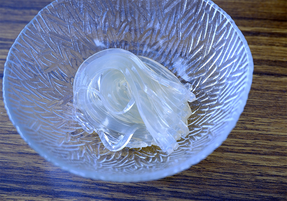 突きたてのところてん。寒天用のものとは天草（てんぐさ）の濃度など大きく異なるものの、理論上はこれを天日干ししたものが「寒天」となる。