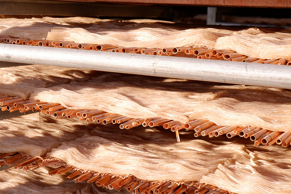 天日にさらされる、まだ乾かし始めたばかりの寒天。