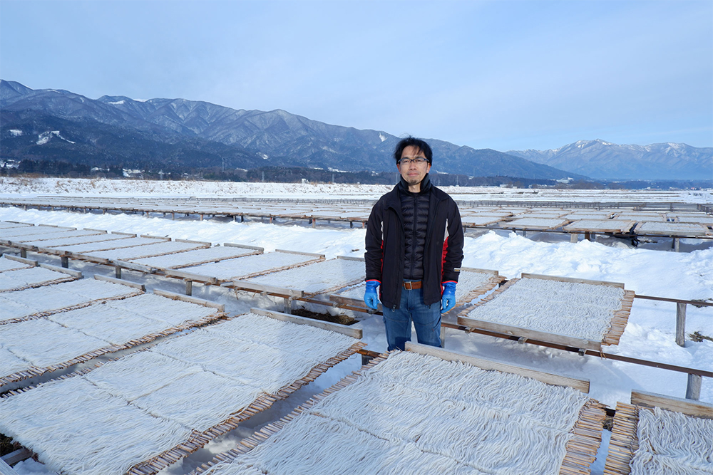 100年続く「小笠原商店」の小笠原英樹さん。2002年に寒天づくりの道へ。兄の義雄さんとともに次代を担う。