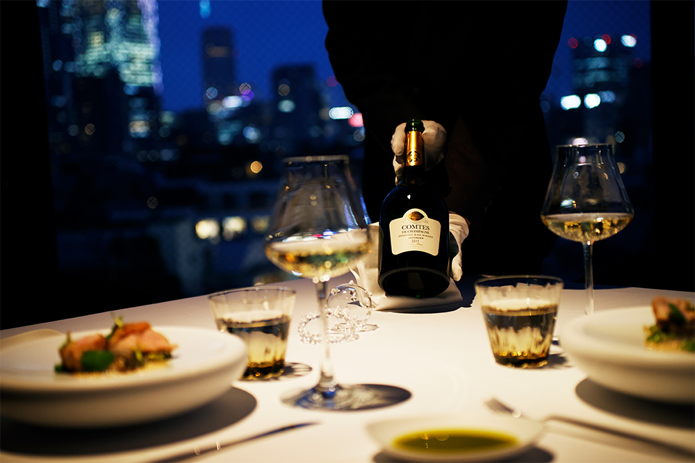 レストランでシャンパーニュを開けるなら、「それなりの熟成感があるタイプを選ぶほうが、幅広い料理に合って失敗が少ない」と信太シェフ。「コント・ド・シャンパーニュ　ブラン・ド・ブラン」は、プライベートでもチョイスする機会が多い１本という。