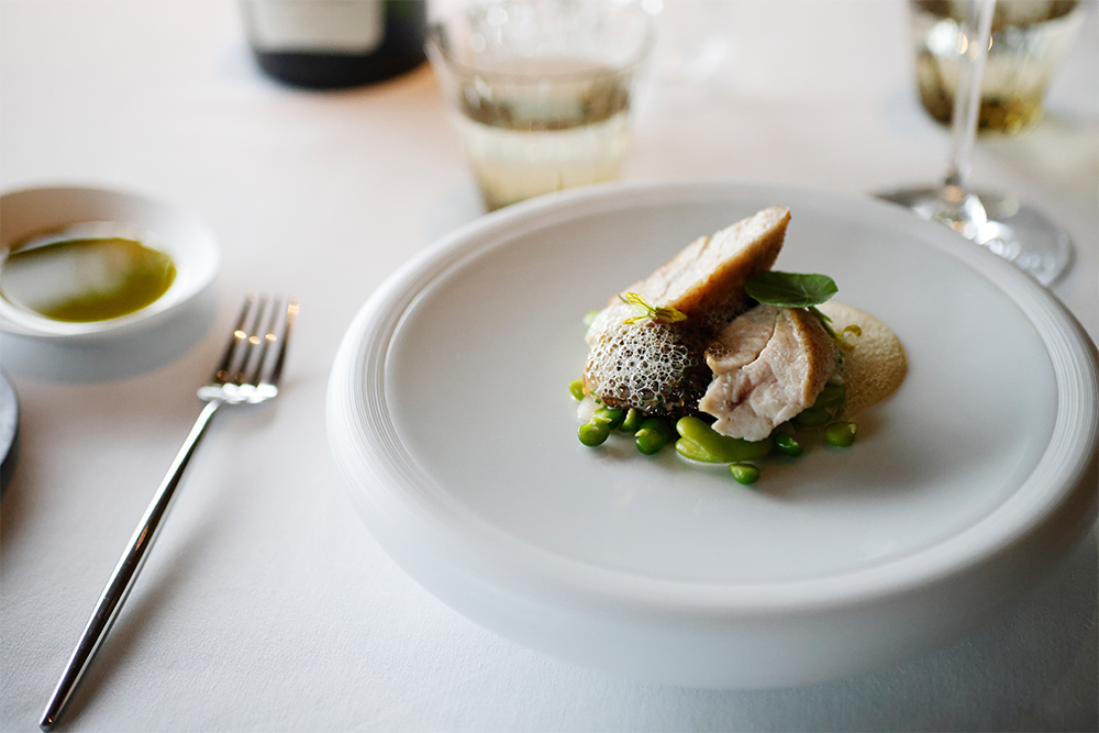 「élan」の食材の多くは国産が占めるが、リ・ド・ヴォーはフレッシュで風味に富むイタリア産を使用。バターで泳がせながら焼き、表面はカリッと香ばしく、噛むとミルキーなジュが溢れ出す仕立てに。ソースの泡が弾けるたび、シャンパーニュの香りがふわりと広がる。