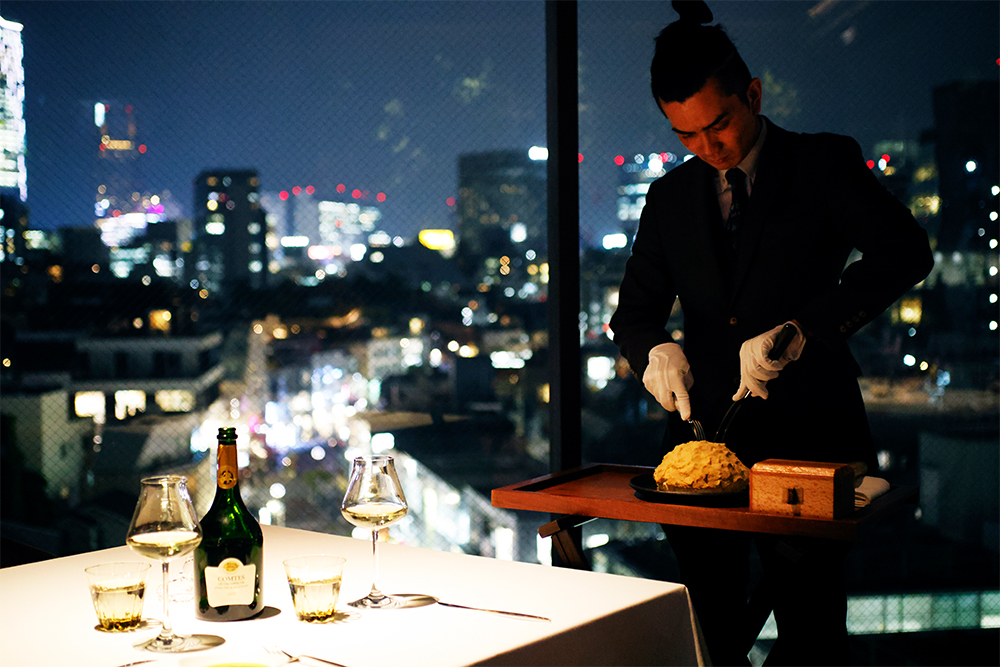 オーブンから出した塩釜は、いったんワゴンにのせてゲストのテーブルへ。カチカチに焼き固まった塩釜を割るプレゼンテーションが、期待感を盛り上げる。