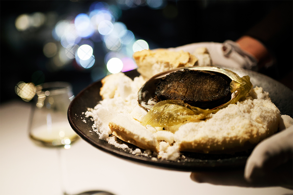 塩の塊から取り出すや、鮑の磯の香りが広がる。昆布の旨味がしみわたった鮑の身は、柔らかくもプリッとした弾力に富む絶妙の食感。