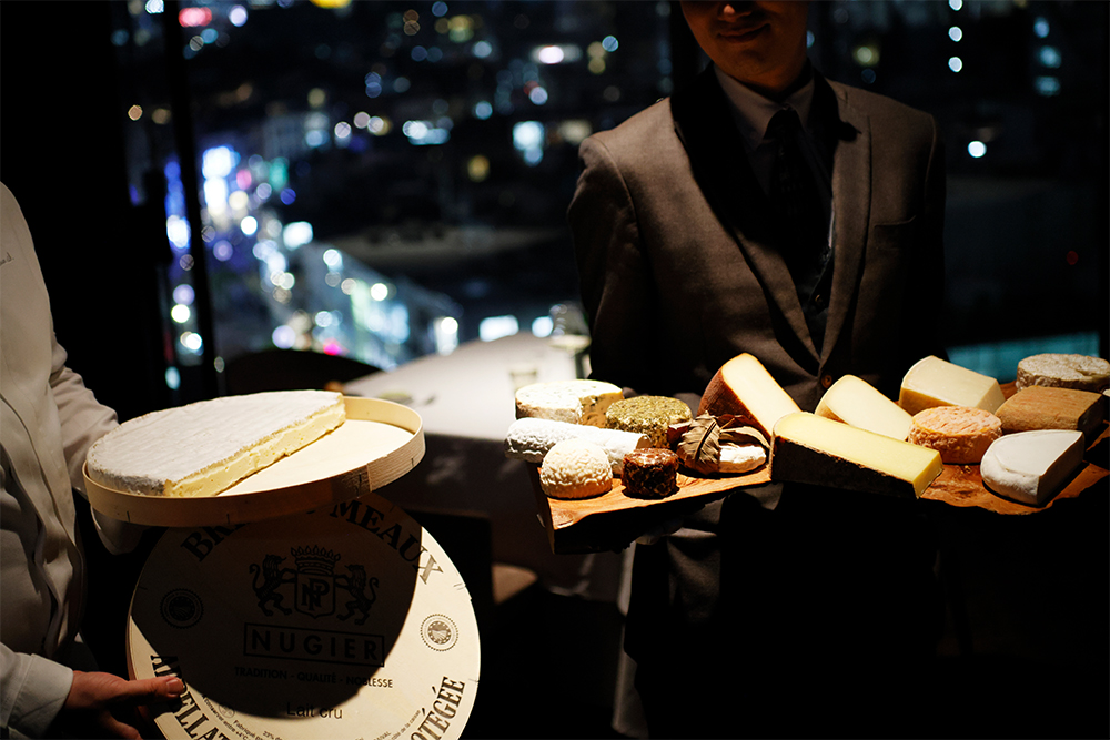 チーズ好きならずとも、テンションアップが必至のチーズプラトー。熟成士の仕上げたフロマージュを仕入れているが、信太シェフ自らが日々の状態を細やかにチェックし、管理している。