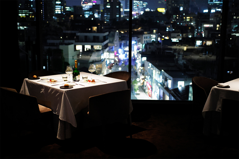 前方に渋谷のビル群、眼下に旧渋谷川遊歩道、通称キャットストリートを見晴らすテーブルは、リクエスト率が高い特等席。都心にありながら、奇跡のような抜け感のパノラマビューを独占できる。