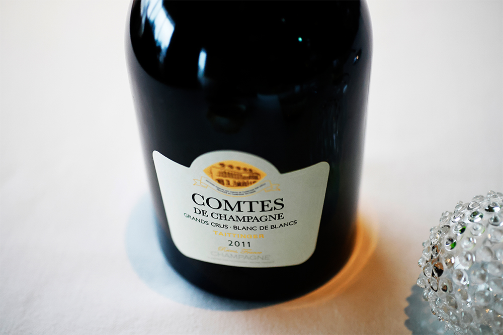 「コント・ド・シャンパーニュ　ブラン・ド・ブラン」は、シャンパーニュ地方コート・デ・ブラン地区の５つのグランク・クリュのシャルドネのみでつくられる。オークの新樽で熟成させたワインを少量ブレンドすることで備わる、香ばしいトーストのアロマが特徴。カーブで10年間の熟成を経た2011ヴィンテージは、飲み頃の扉が開いたばかり。さらに時を重ねて成熟し、磨かれ、輝きを増していく。