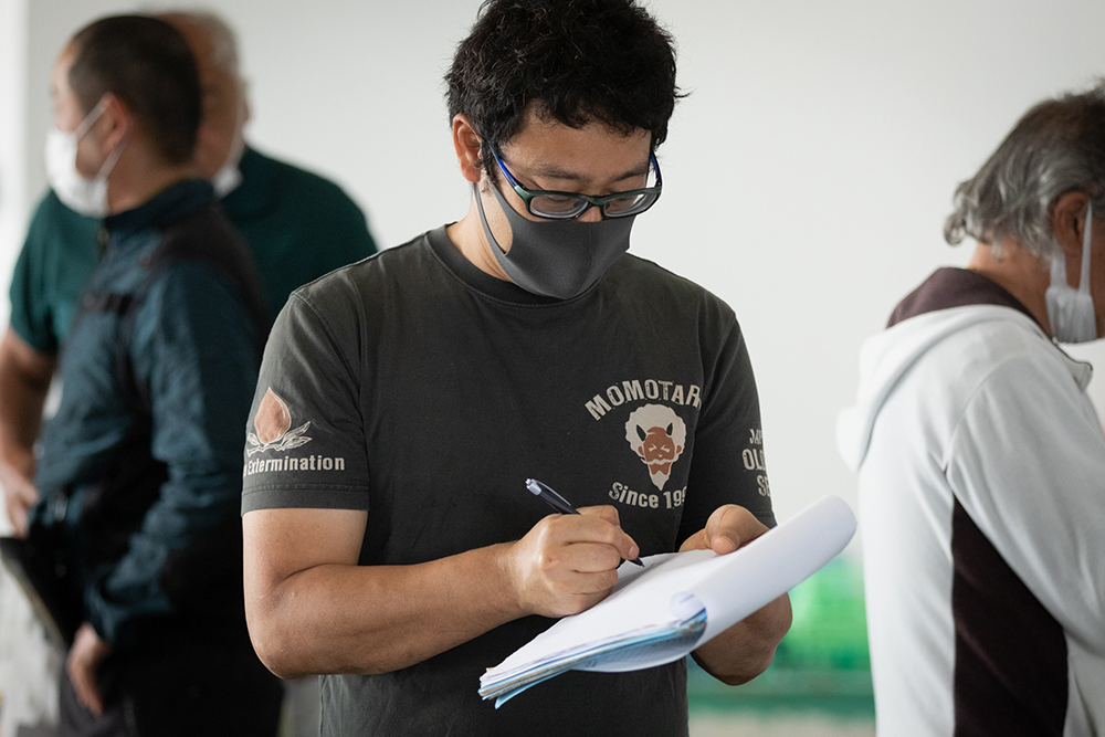 入札作業。誰よりも高く買ってきた自負がある。それは漁師に対するリスペクトの表れでもある。