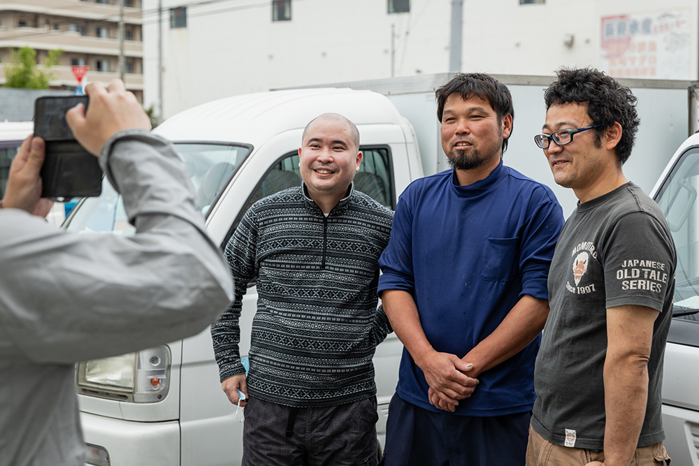 この日、長谷川さんが魚を卸すシンガポール「鮨 あし乃」の芦野拓さんが訪れていた。漁師さんと記念撮影。