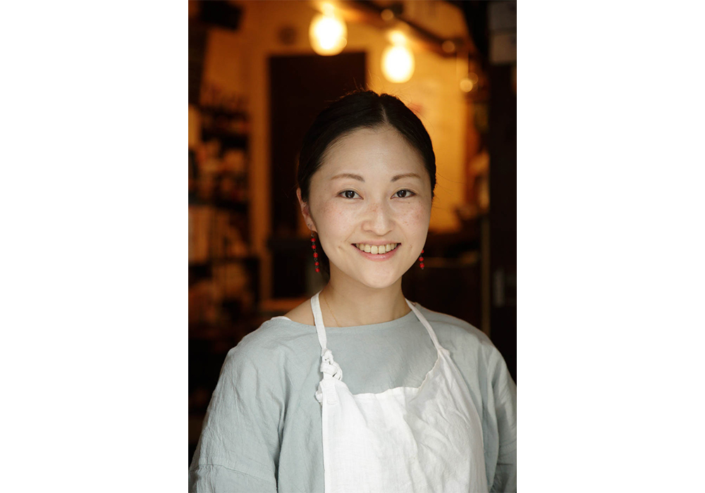 駒沢大学界隈で人気の自然派ワインバー「ミャンカー」、料理担当の中新井綾さん。夫でソムリエの店主、倉井哲哉さんがセレクトしたワインや日本酒に合わせ、新鮮な野菜を主体に素材の味を生かしたナチュラルな料理を提供。トマトの水煮をはじめ、パンやピザ生地、ベーコン、塩麹など自家製食材も多く手がける。「トマトは夏の風物詩。実家の家庭菜園で大量に採れたトマトをおいしく保存して料理に活用しています」