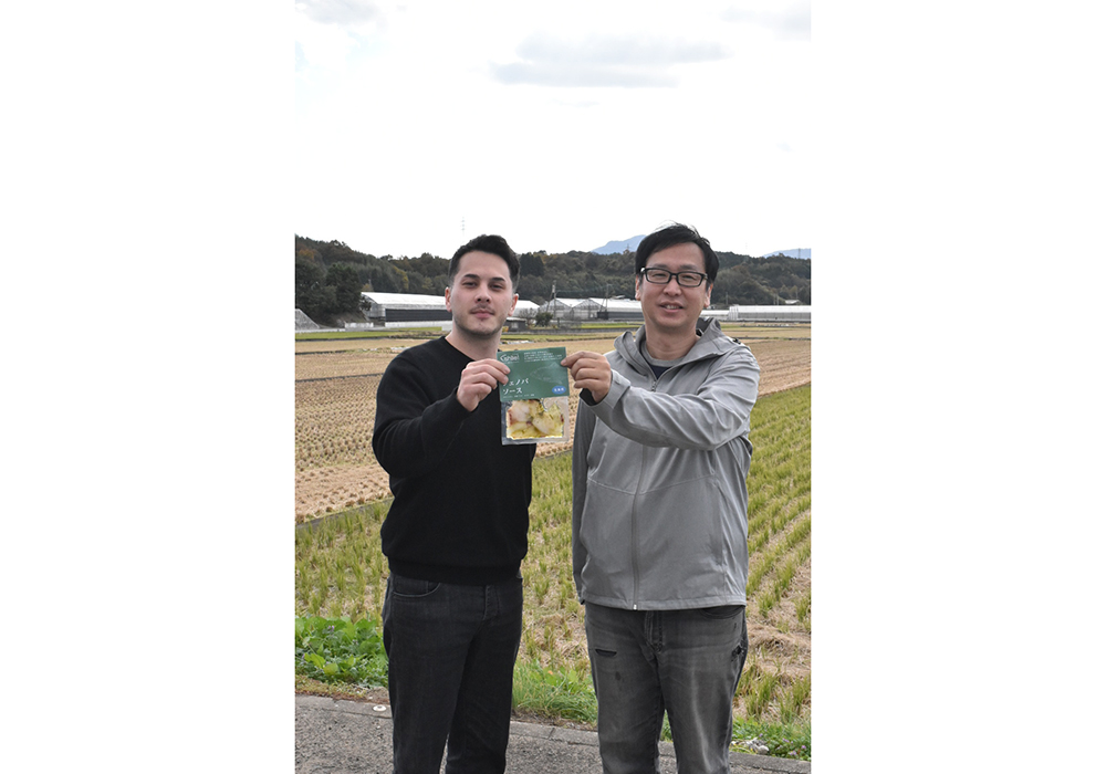 商品に使う食材は主に九州産のものを使う。「ジェノベーゼ」に使う大葉を生産する大分「植木農園」植木喜久生さん（右）と「ベンナーズ」長谷川ルークさん（左）。
