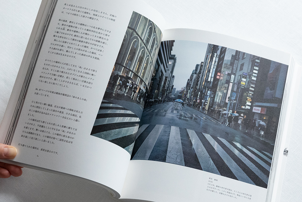 2020年４月上旬。執筆に没頭していた店の外に広がる銀座とは思えない光景を撮影。「物哀しい中にも面白さを感じた。完璧なまでの光だった」