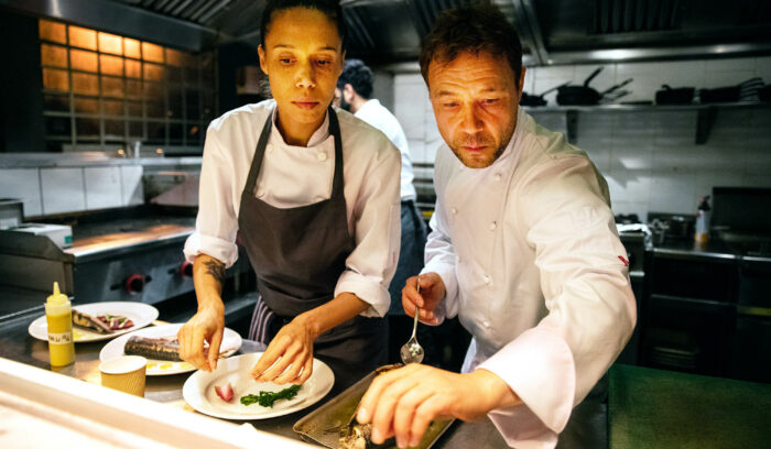 ロンドンの人気レストランの裏側で巻き起こる人間模様を描く『ボイリング・ポイント／沸騰』