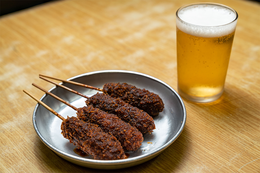 味噌味の串カツ。「ビールにはやっぱり串カツでしょう」（太田さん）。軽く一杯ひっかけにくる常連や、持ち帰りを何十本と注文して帰る近所の住民などがひっきりなしに訪れる。