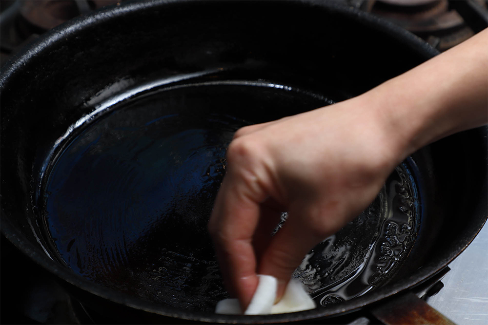 [３]フライパンを熱する フライパンを強火でよく熱し、サラダ油を馴染ませる。余分な油は拭いておく。