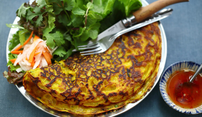 米粉で作るベトナム風お好み焼き「バインセオ」