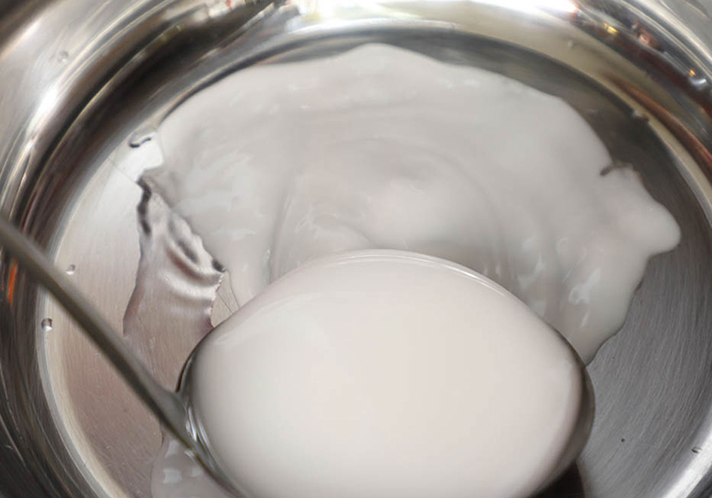 [３]生地を広げ、湯煎する 型に１を流し入れて薄く広げ（厚さ２～３㎜程度）、沸いた湯の上にそっとのせて湯煎する。