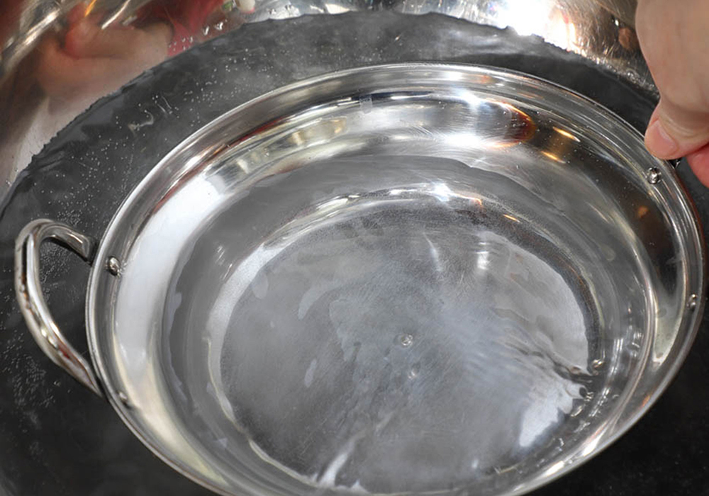 [４]湯に沈める ３に火が入り、透き通ってきたら湯に型ごと沈め、ひと煮立ちさせて型を引き上げる。