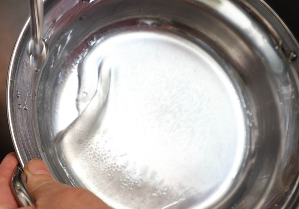 [５]型からはがす すぐに流水に取り、水圧を使って、型から春雨をそっとはがしていく。