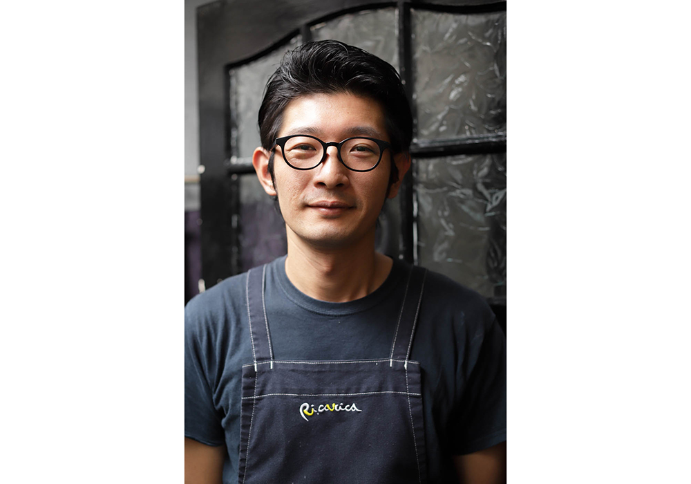 1984年生まれ、埼玉県小川町出身。「エコール 辻? 東京」を卒業後、東京・自由が丘のイタリア料理店「バッボアンジェロ」に６年間勤務。その後、イタリア・ピエモンテ州に渡りトリノのリストランテで２年半経験を積む。帰国後、2013年「リ・カーリカ」でシェフを務め、21年12月現店開業。趣味は蒸溜酒の収集。