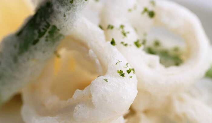 米粉の衣でシュワっとふんわり軽い揚げ心地「イカのベーニエ」