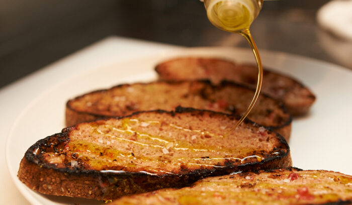 トマトは直接、パンにこすりつける「パン・コン ・トマテ」