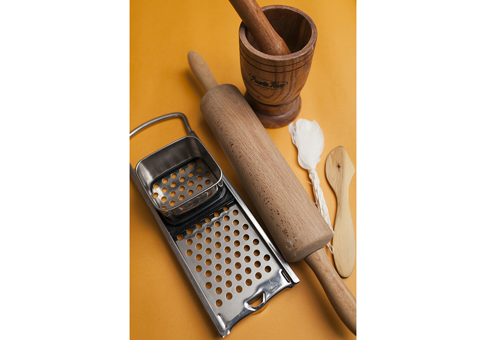 料理教室の先生たちが帰国時にくれた調理道具。ドイツのスペッツェル器（左）やコスタリカのニンニク潰し（右上）など、お国柄が感じられる。