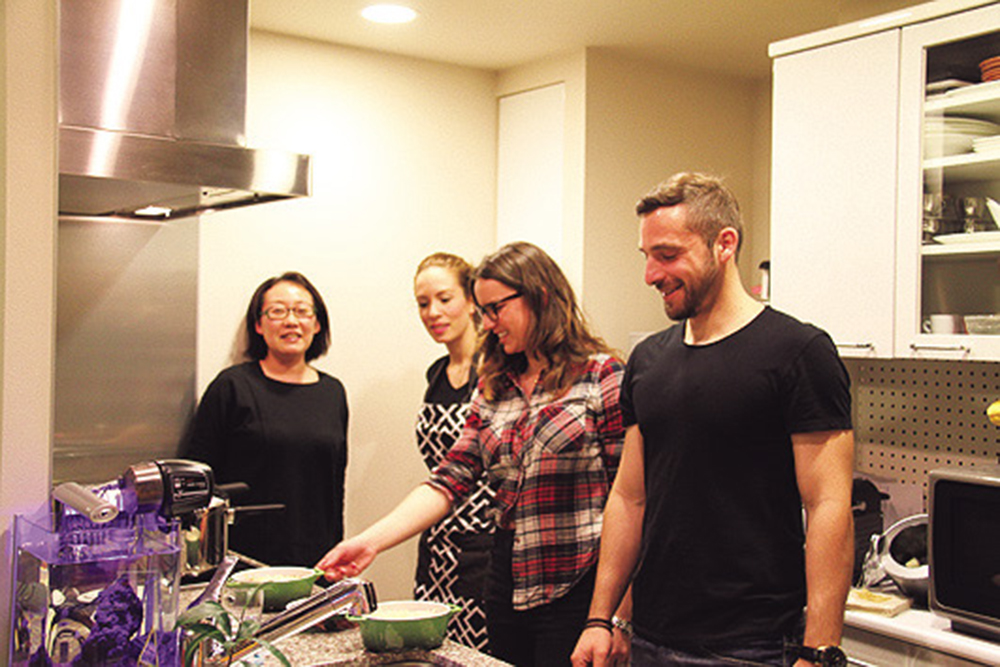 料理教室の受講風景。原則１講座に６人までという少人数制で、人気講師は受付開始数時間で定員となることもしばしば。友人宅で教わるようなフレンドリーさが魅力。