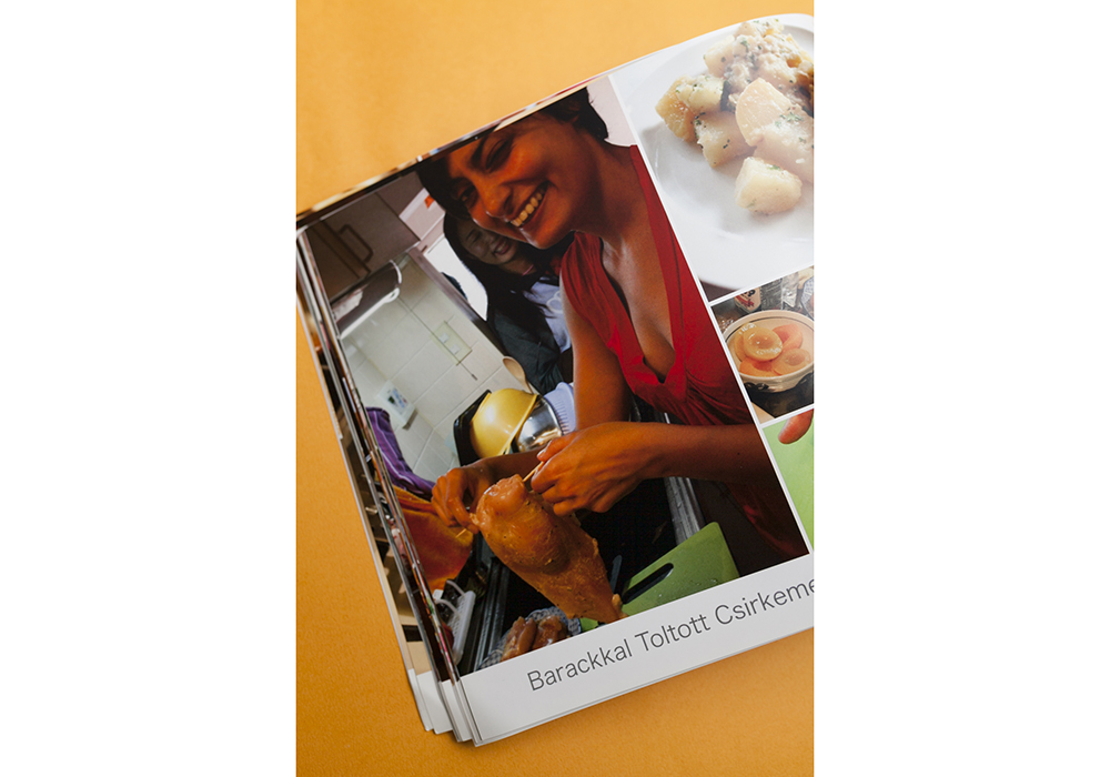 料理教室を受講していた生徒さんが作ってくれたフォトブック。生徒と先生の距離が近く、アットホームな雰囲気が感じられる。長期に渡って通う“ファン”の多さも、ニキズキッチンの特徴のひとつだ。