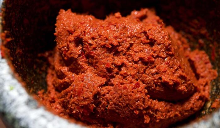 手作りで、辛さも香りも格段に鮮やかに！　レッドカレーペースト