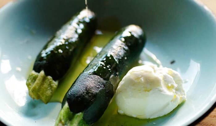 「丸ごとズッキーニの蒸し焼き チーズ和え」