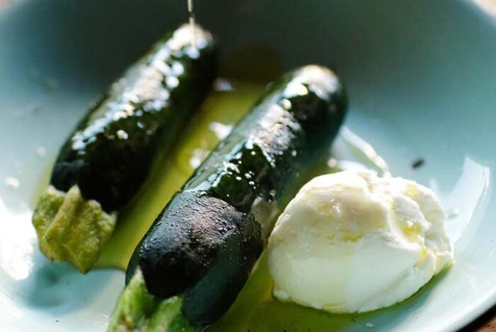 「丸ごとズッキーニの蒸し焼き チーズ和え」